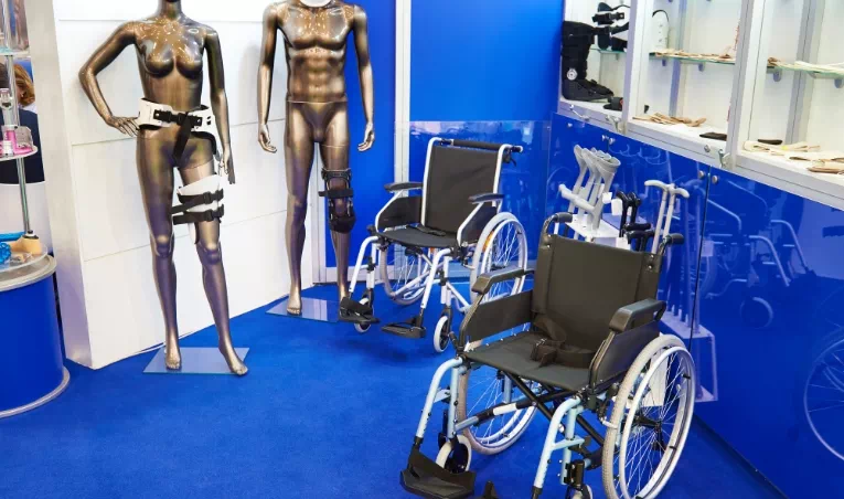 wózki inwalidzkie i złote manekiny